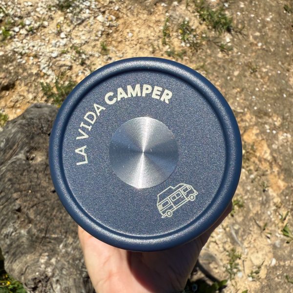 Base del vaso Ruta Libre con logo La Vida Camper grabado, símbolo de identidad nómada y diseño original.