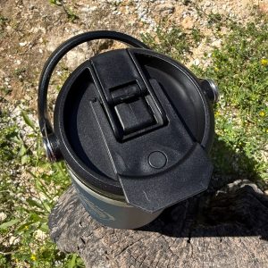 Detalle de la tapa con boquilla plegable del vaso Ruta Libre, diseñada para beber fácilmente y evitar derrames.