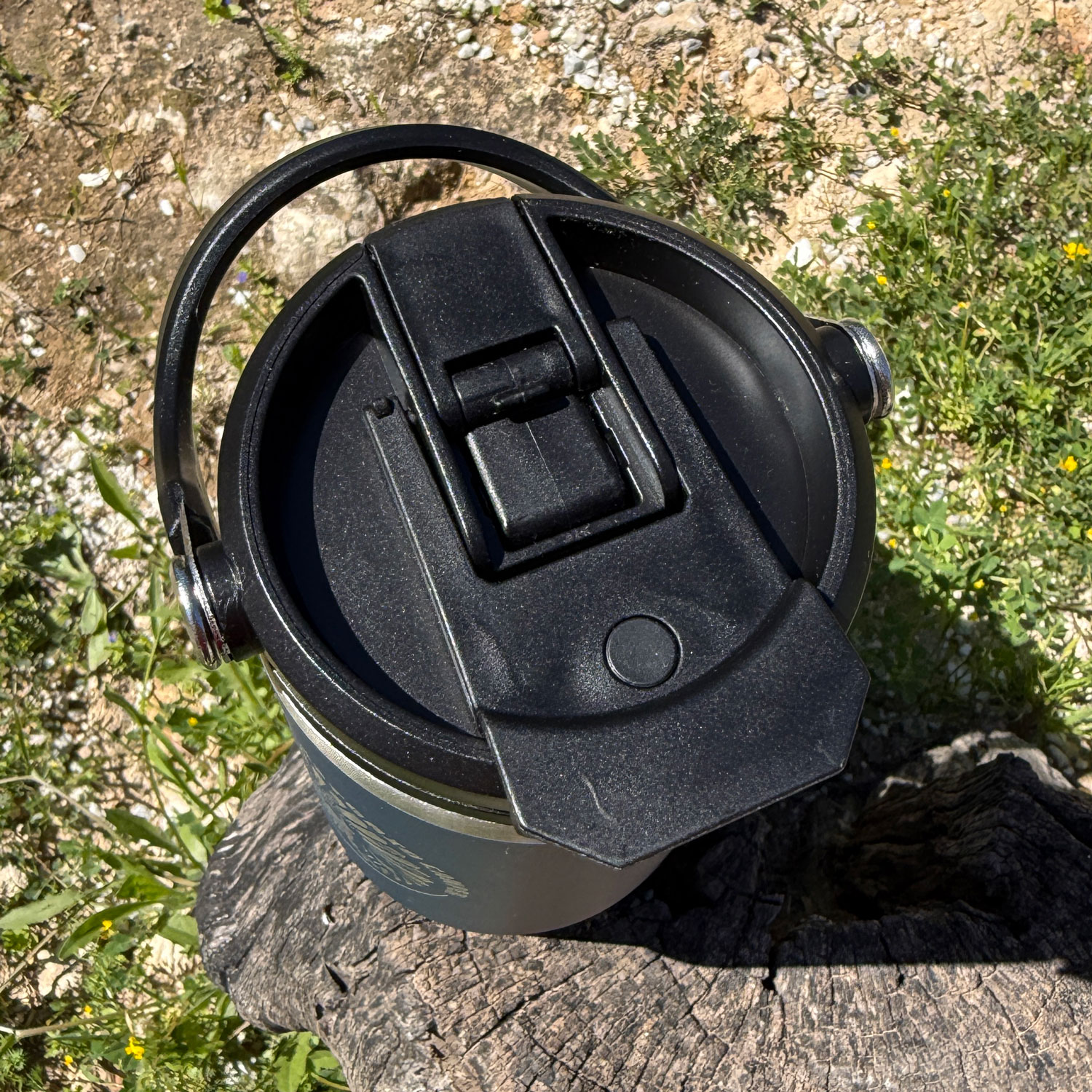Detalle de la tapa con boquilla plegable del vaso Ruta Libre, diseñada para beber fácilmente y evitar derrames.