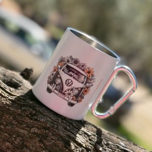 Taza metálica para camper con diseño vintage y asa mosquetón en fondo natural