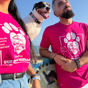 Pareja con camiseta camper mascota magenta Km que dejan huella y perro
