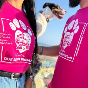 Pareja con camiseta camper mascota Km que dejan huella en entorno camper