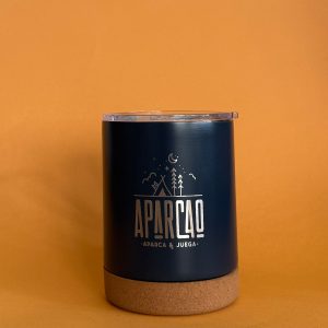 Taza térmica Calma Camper azul oscuro de acero inoxidable con acabado mate y base de corcho natural
