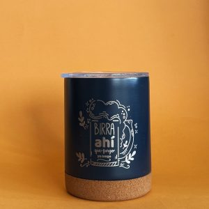 Taza térmica Calma Camper azul oscuro de acero inoxidable con acabado mate y base de corcho natural