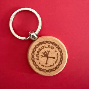 Llavero Camper Arreglao redondo fabricado en madera natural de haya con diseño minimalista