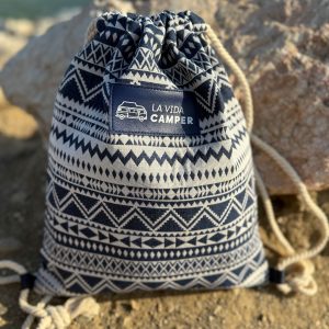 Mochila étnica tipo saco EcoMykonos Camper de La Vida Camper fabricada en algodón y poliéster reciclado con asas de cuerda