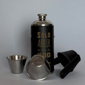 Petaca hermandad camper de acero inoxidable con revestimiento en cuero PU y vasos integrados