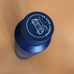 Detalle del tapón azul oscuro de la botella térmica Iris Camper con cierre a rosca