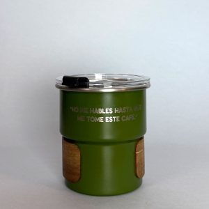 Parte trasera del vaso de café Mar de Plata con la frase “No me hables hasta que no me tome este café”