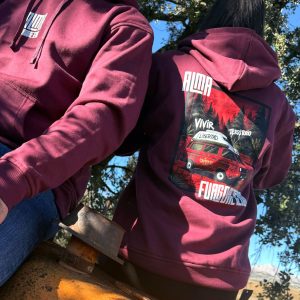 Pareja sentada con sudaderas Alma Furgonetera burdeos de La Vida Camper vistas por detrás en entorno natural