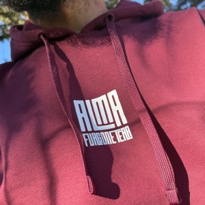 Sudadera camper Alma Furgonetera color burdeos de La Vida Camper vista frontal en hombre