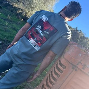 Hombre con camiseta Alma Furgonetera verde vista por detrás en exterior