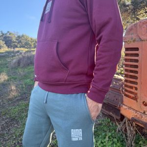 Chándal Alma Furgonetera burdeos y verde con sudadera y pantalón, vista lateral en exterior
