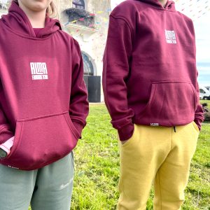 Sudadera infantil Alma Furgonetera color burdeos de La Vida Camper vista frontal