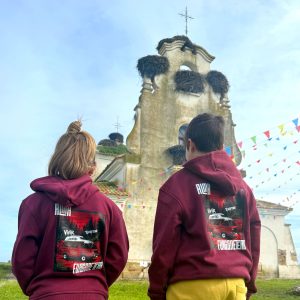 Parte trasera de la sudadera infantil Alma Furgonetera burdeos con ilustración camper